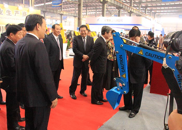 主辦方領(lǐng)導在沃爾華展會前